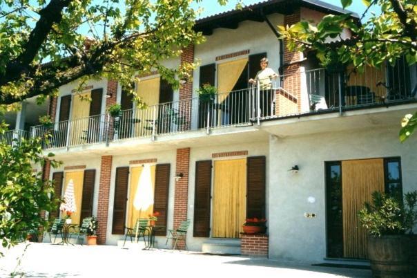 Agriturismo Le Viole Barolo Bagian luar foto