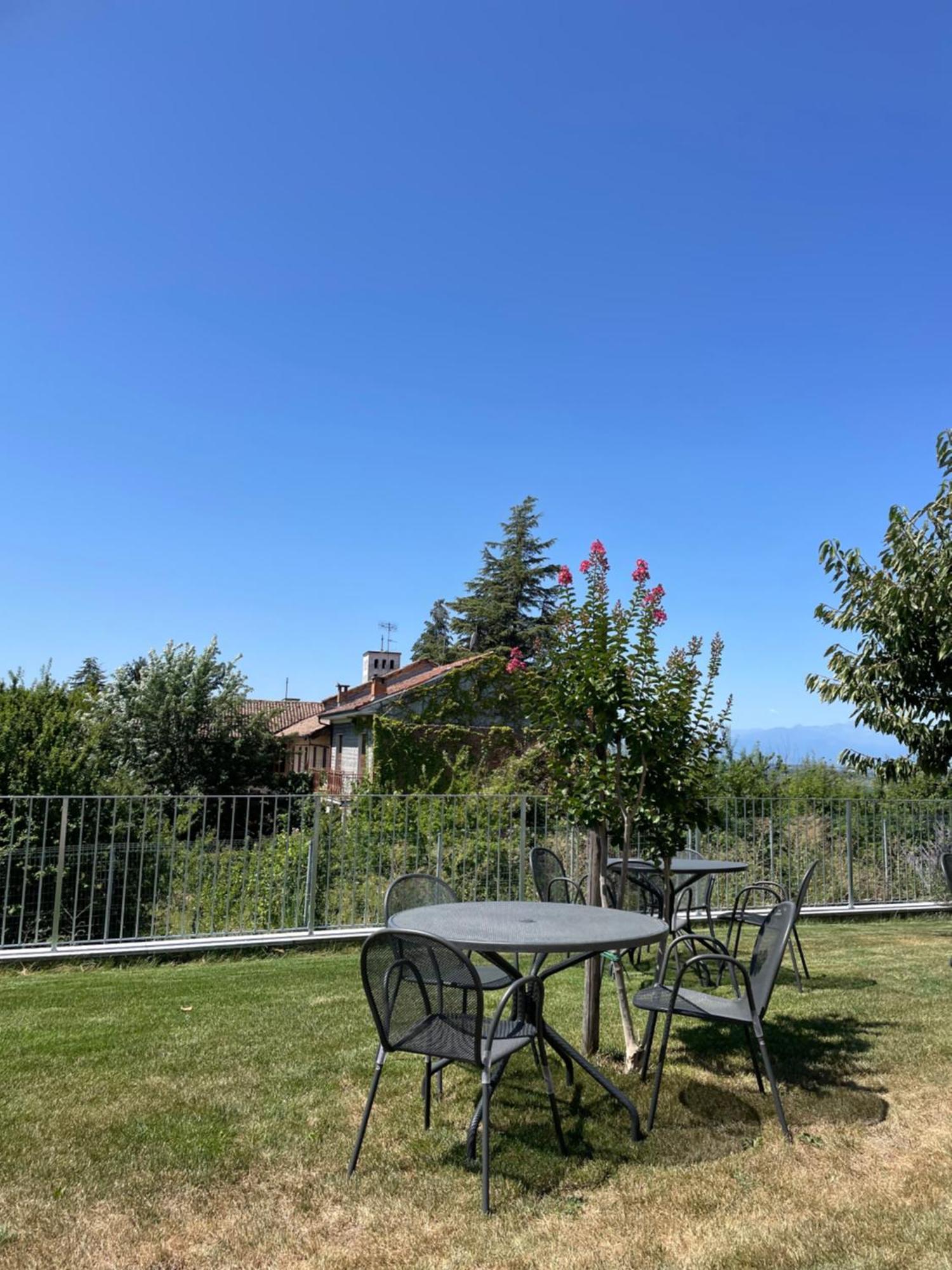 Agriturismo Le Viole Barolo Bagian luar foto