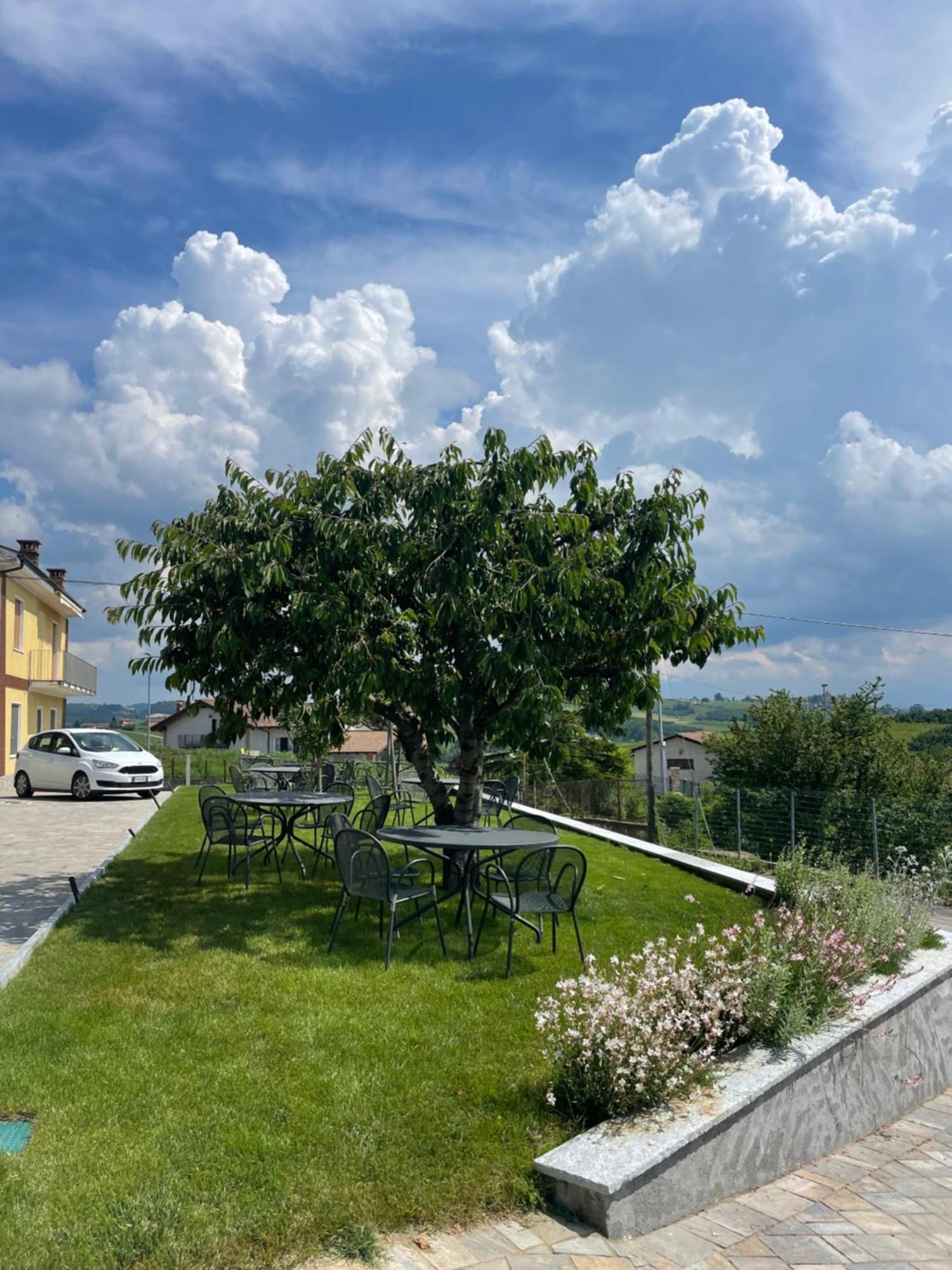 Agriturismo Le Viole Barolo Bagian luar foto