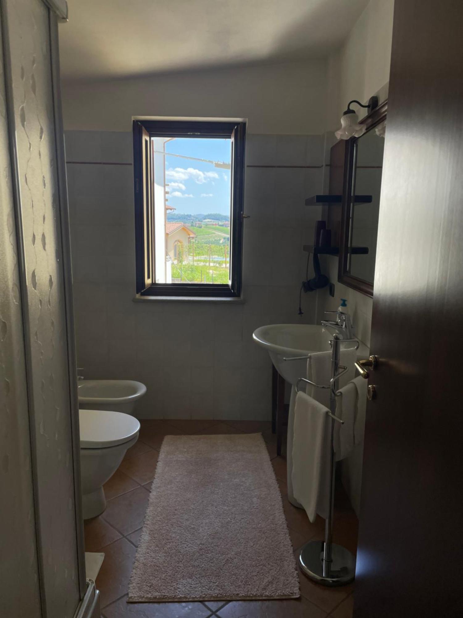 Agriturismo Le Viole Barolo Bagian luar foto